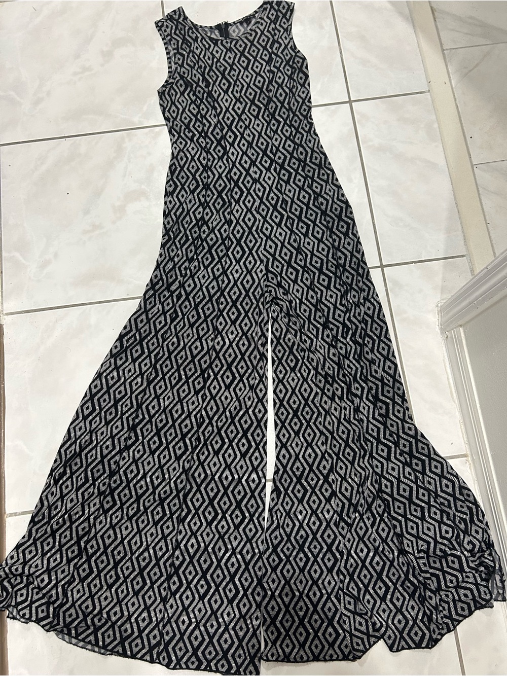 Sami & Jo Black and White Geometric Sleeveless Jumpsuit Wide Back Zipper Stretch
